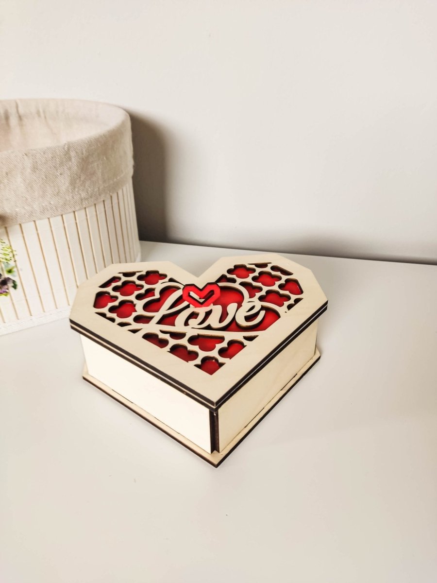 Handgefertigte Holzbox "Love": Nachhaltige Geschenkverpackung mit handbemaltem Deckel - Prami's