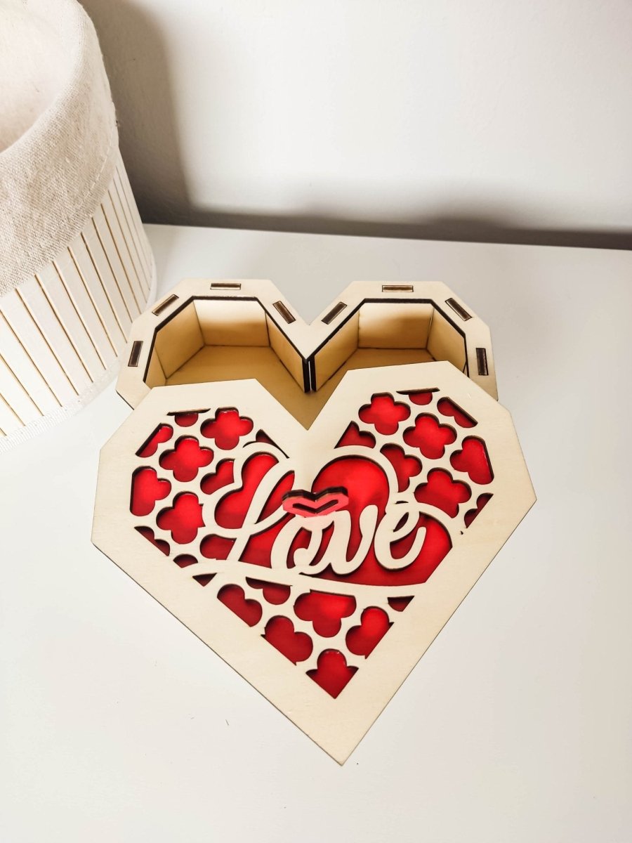 Handgefertigte Holzbox "Love": Nachhaltige Geschenkverpackung mit handbemaltem Deckel - Prami's