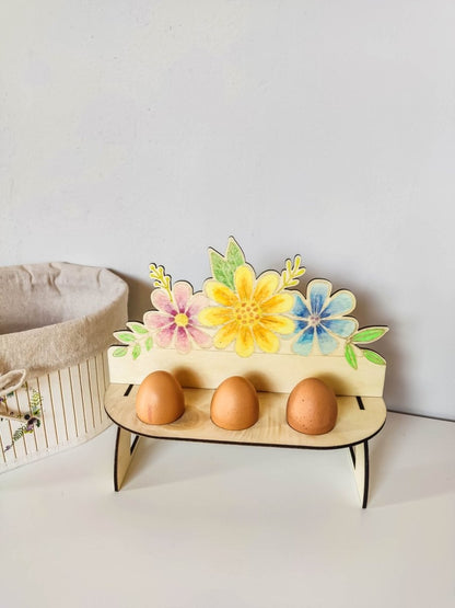 Holz-Eierhalter mit Blumenverzierung - Handbemalt für 6 Eier, ideal für den Frühstückstisch - Prami's