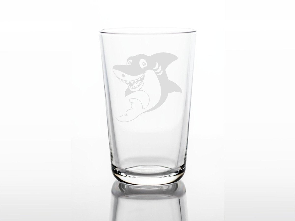 Personalisiertes Kinderglas mit Namen und Hai | Trinkglas mit Gravur - Prami's