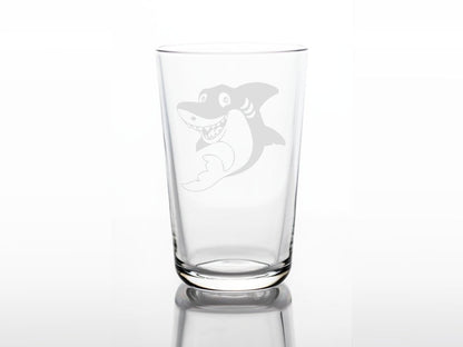 Personalisiertes Kinderglas mit Namen und Hai | Trinkglas mit Gravur - Prami's