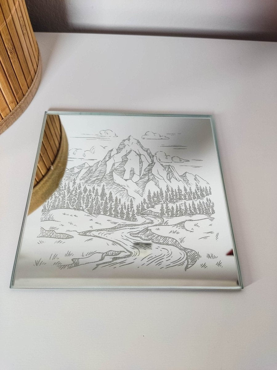 Spiegel Deko mit Berglandschaft Gravur, Wanddeko als Geschenkidee