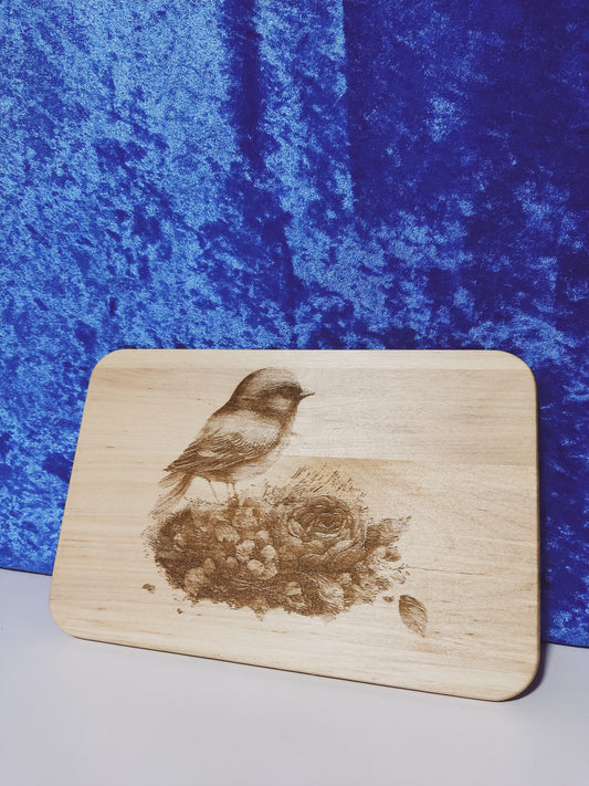 Frühstücksbrett aus Birkenholz mit Vogel Gravur