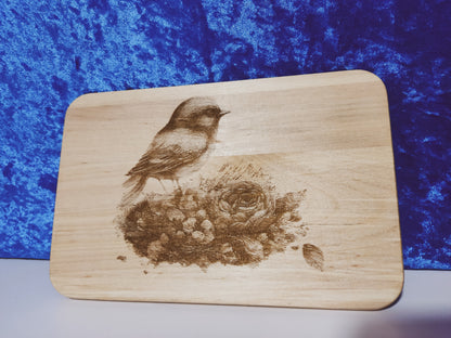 Frühstücksbrett aus Birkenholz mit Vogel Gravur