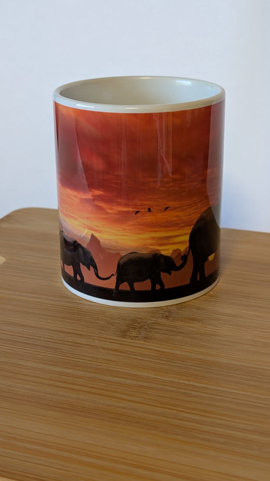 Bedruckte Kaffeetasse Elefanten im Sonnenuntergang