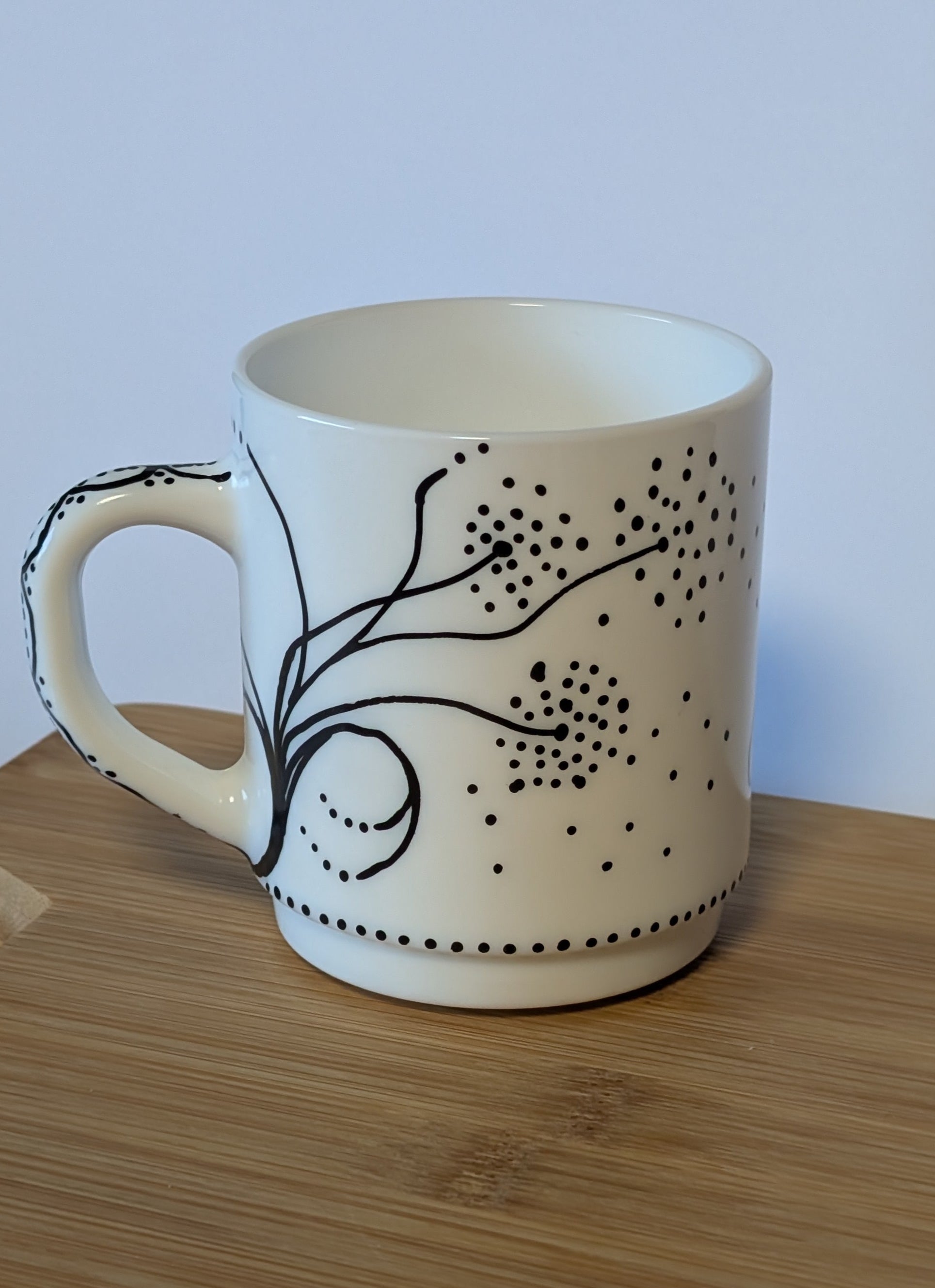 Handbemalte Kaffeetasse mit minimalistischem Design