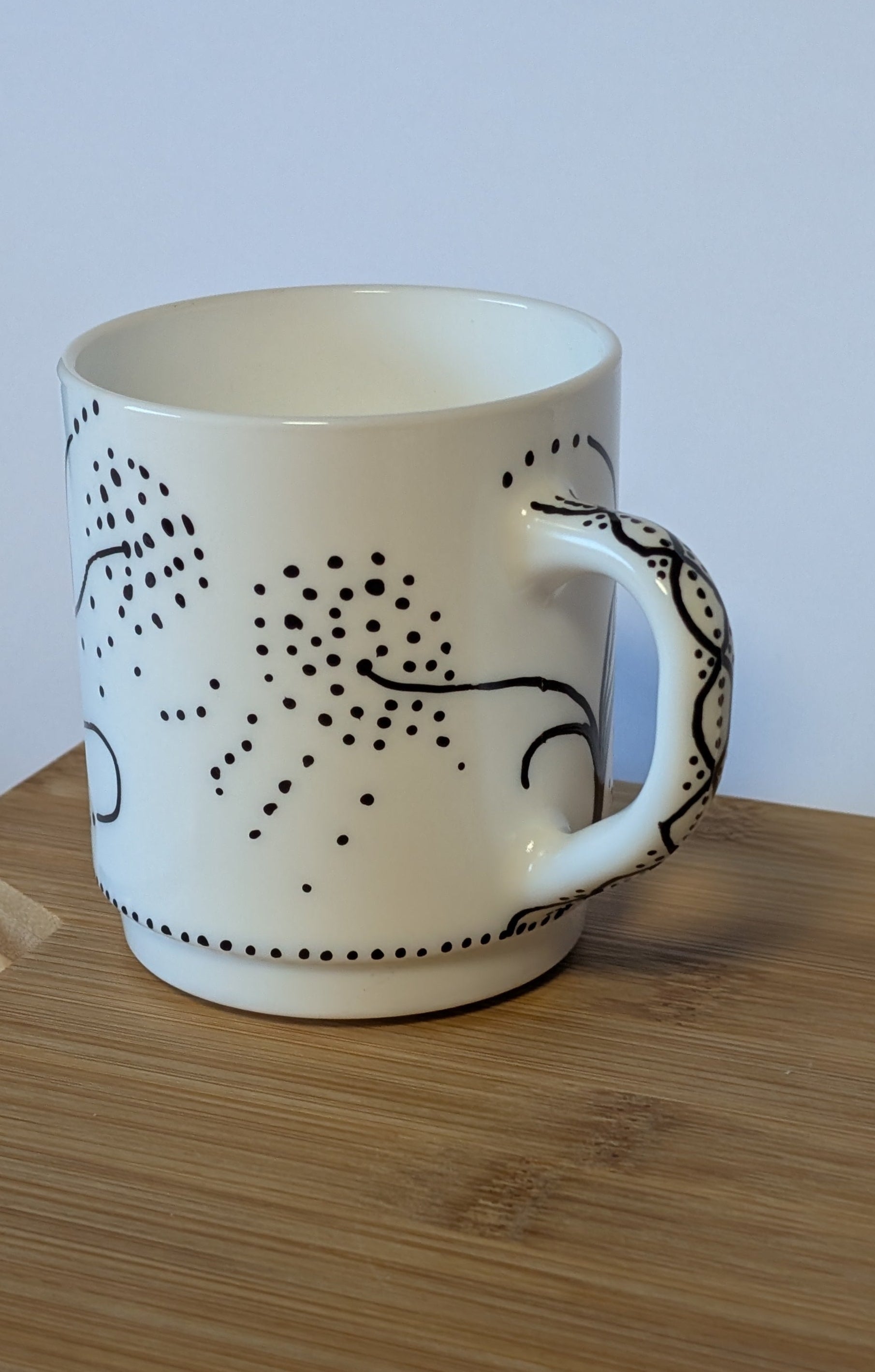 Handbemalte Kaffeetasse mit minimalistischem Design