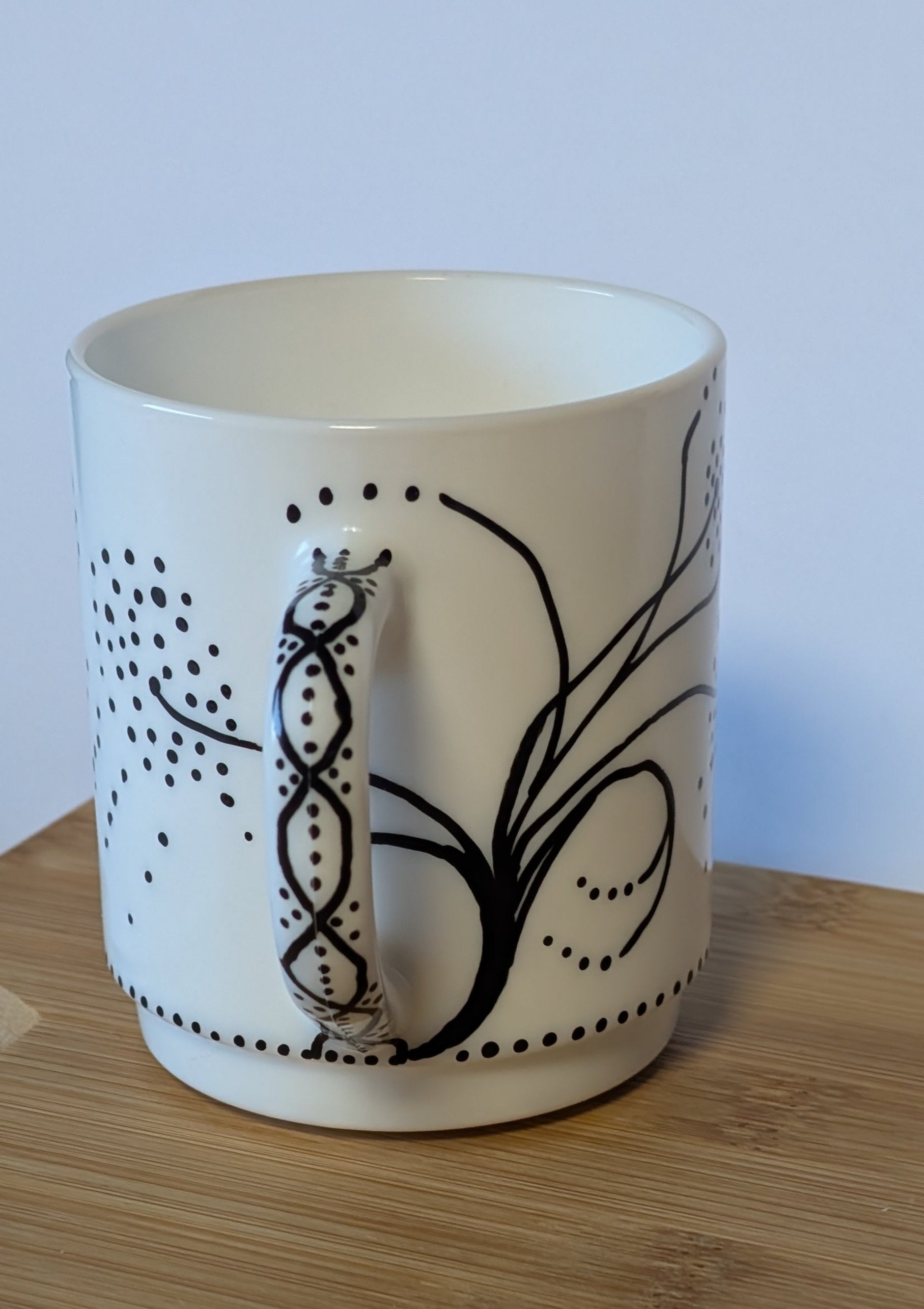 Handbemalte Kaffeetasse mit minimalistischem Design