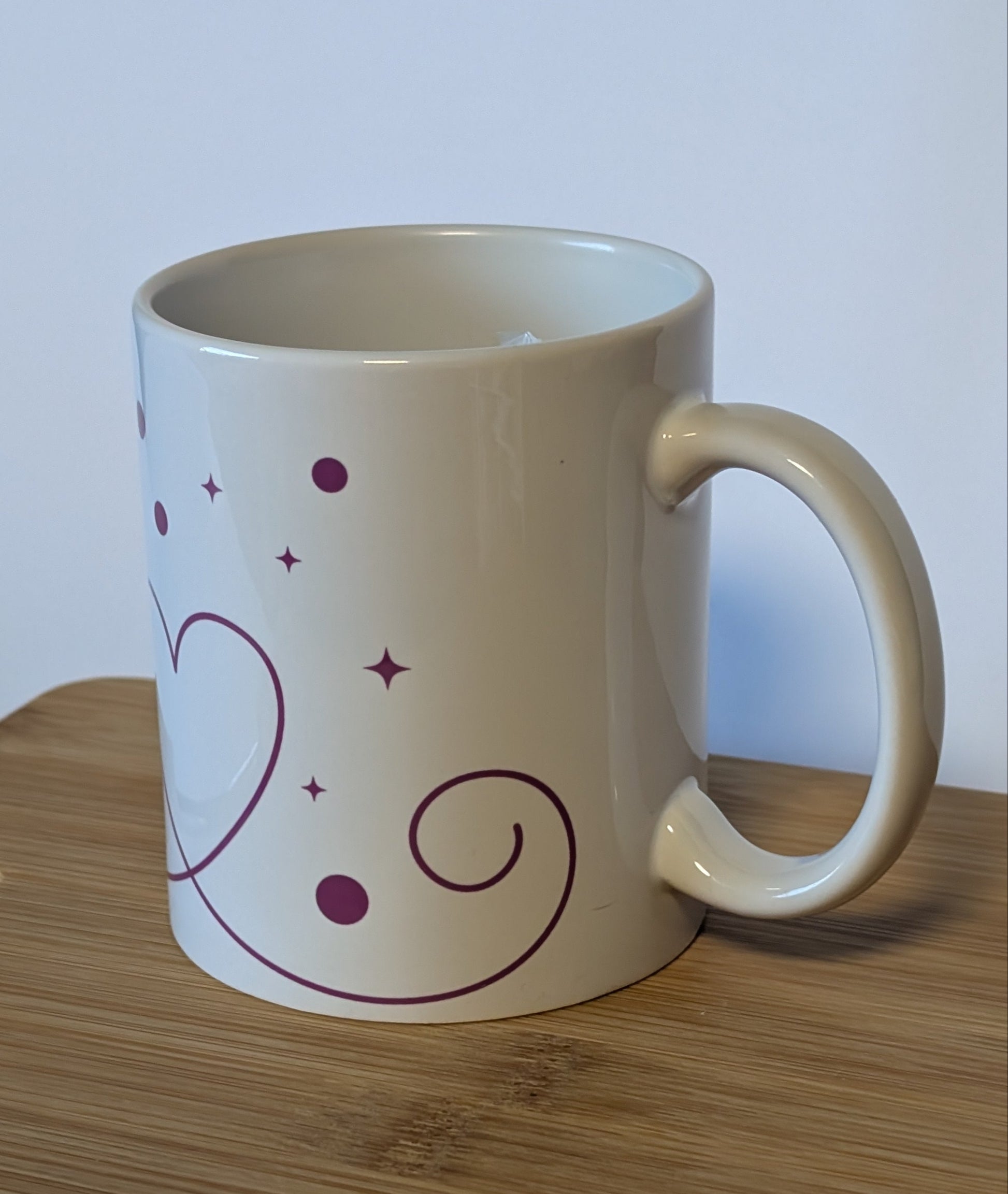 Bedruckte Kaffeetasse mit romantischem Katzenmotiv