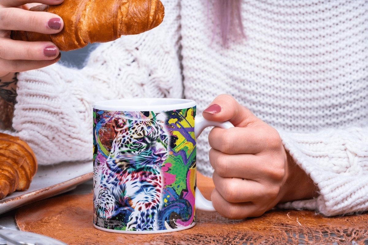 Bedruckte Kaffeetasse Leopard mit abstraktem Neon Motiv | Tasse aus Keramik - Prami's