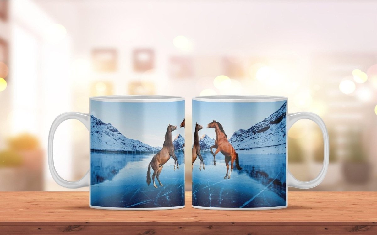 Bedruckte Kaffeetasse mit Pferde Motiv & Berglandschaft | Tasse aus Keramik - Prami's