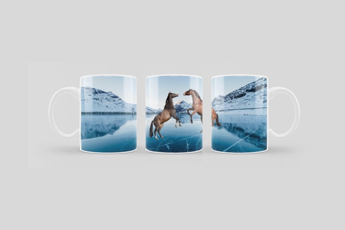 Bedruckte Kaffeetasse mit Pferde Motiv & Berglandschaft | Tasse aus Keramik - Prami's