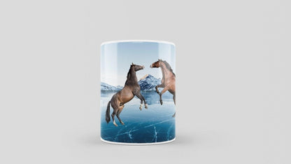 Bedruckte Kaffeetasse mit Pferde Motiv & Berglandschaft | Tasse aus Keramik - Prami's