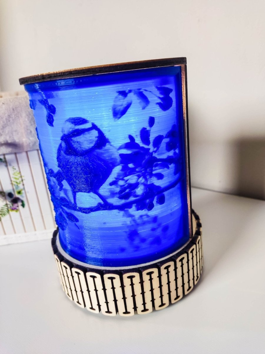 Einzigartiges Blaumeisen Lithophanie Nachtlicht mit Holzständer und LED-Beleuchtung - Prami's