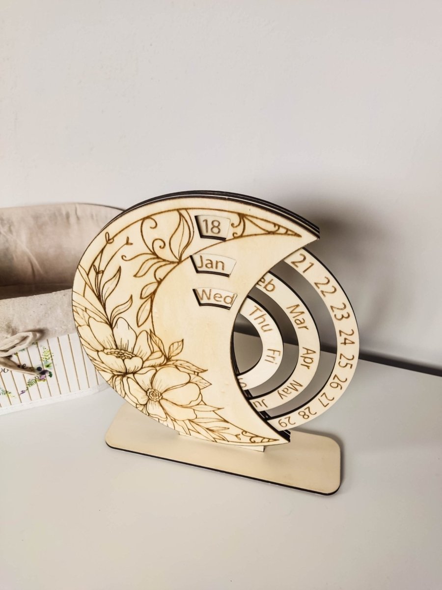 Ewiger Kalender aus Holz - Ästhetisches Design mit graviertem Blumenmotiv für Zuhause - Prami's