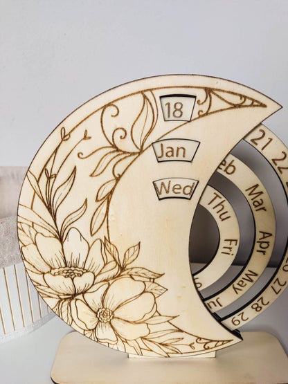 Ewiger Kalender aus Holz mit Blumen Gravur und Standfuß