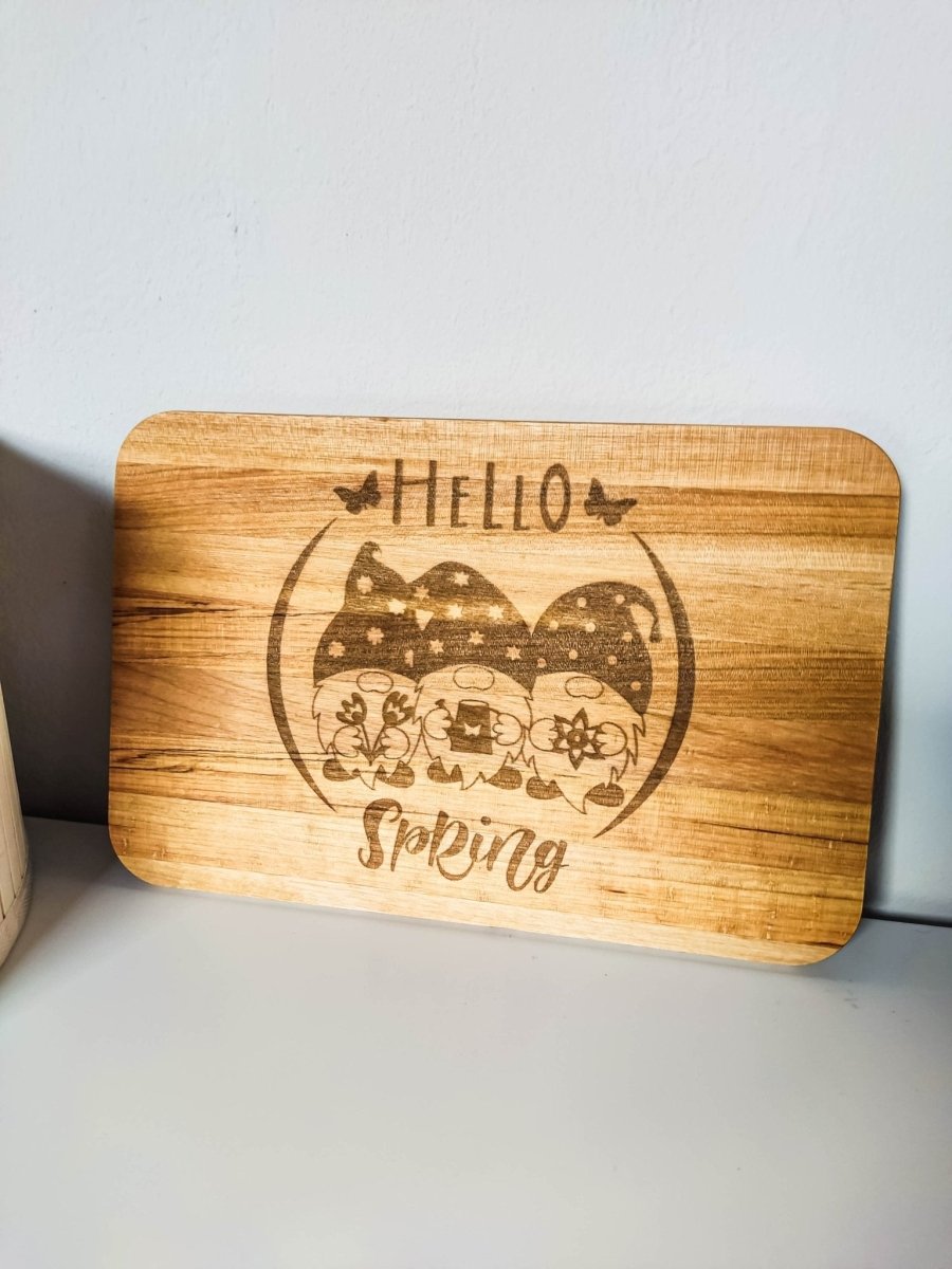 Frühstücksbrett aus Birkenholz mit "Hello Spring" Gravur | Kleines Holzbrett 23x15 cm - Prami's