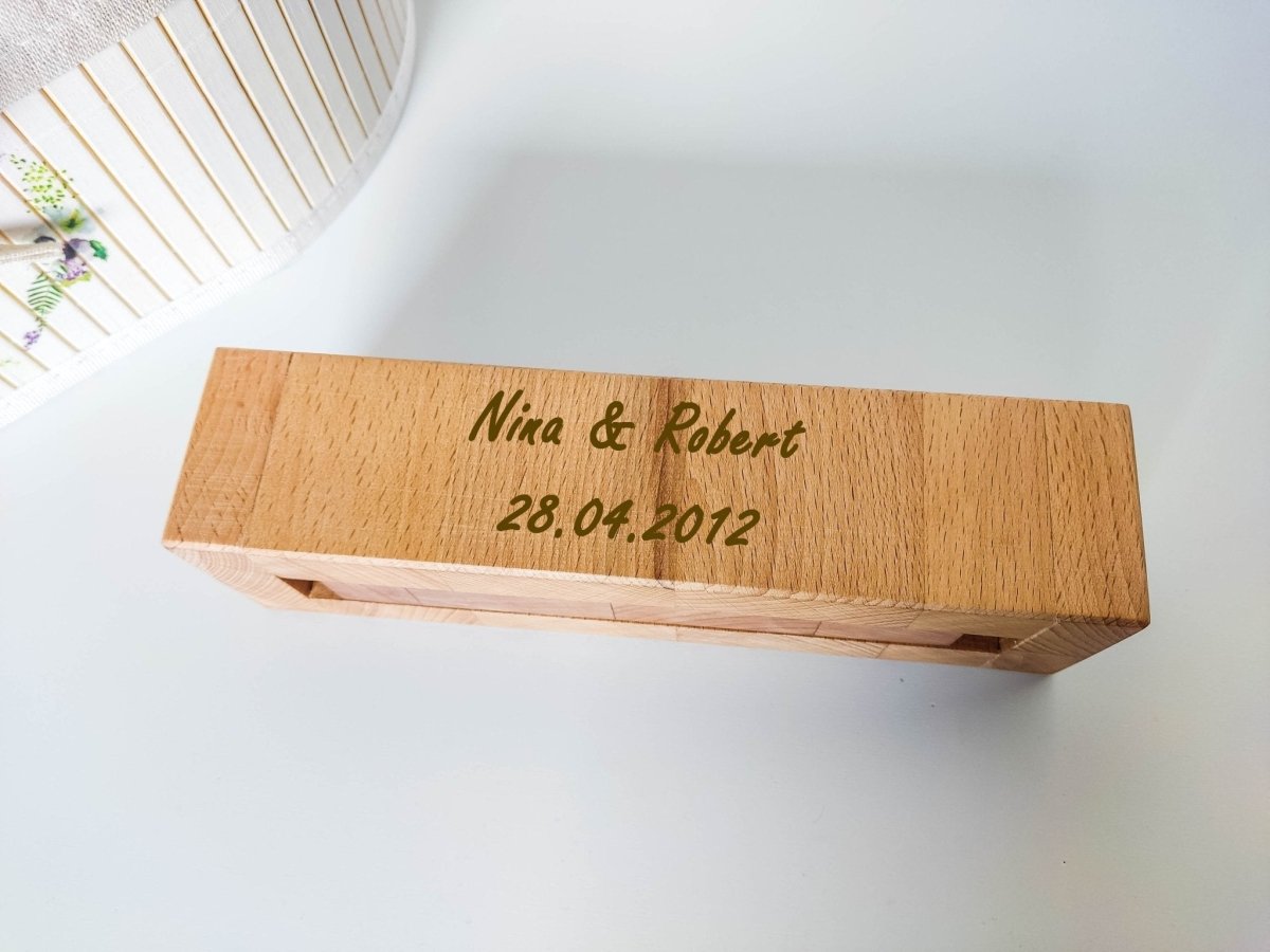 Handgefertigte Ringschatulle aus Massivholz für Hochzeit und Heiratsantrag - Personalisierbar mit Namen und Datum - Prami's