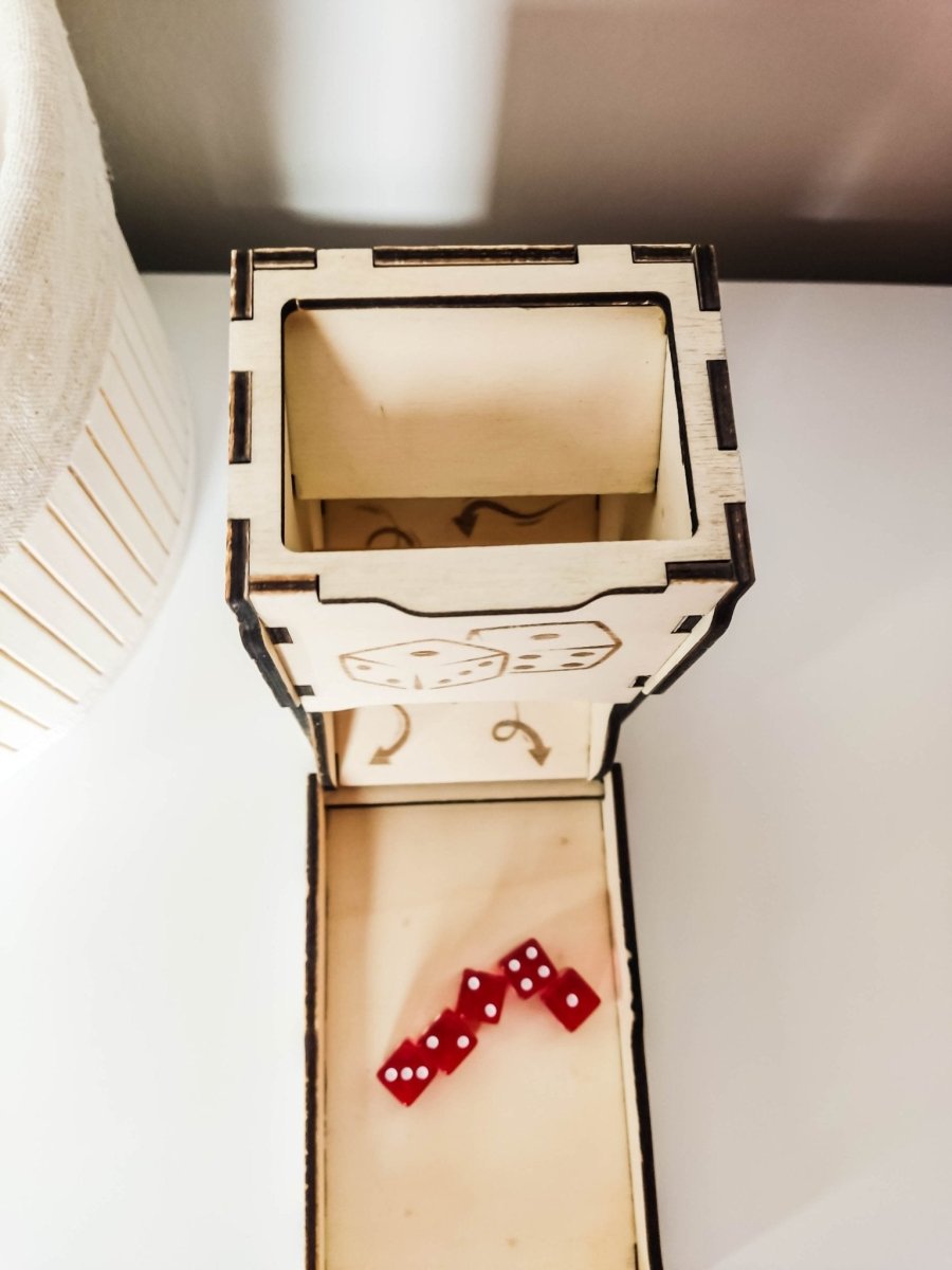 Klappbarer Würfelturm aus Holz mit 5 Würfeln | Würfelspiel, Brettspiel Accessoire - Prami's