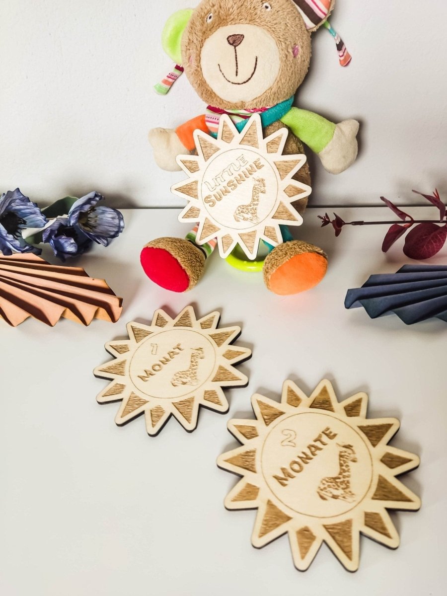 Kleine Sonnenscheine: 13-teiliges Meilenstein-Karten Set aus Holz für Babys erstes Jahr - Prami's