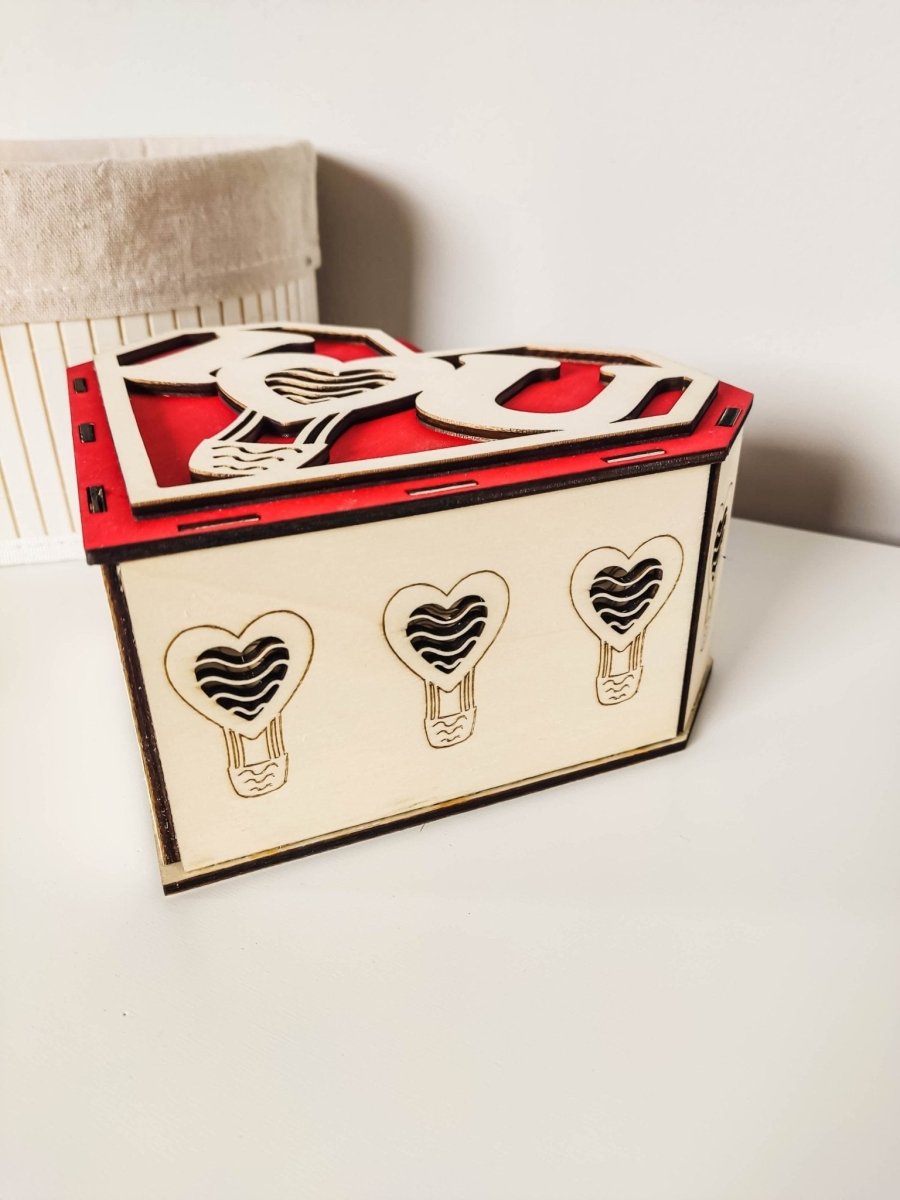 Nachhaltige Geschenkverpackung aus Holz - Einschubbox "Love" mit rotem Hintergrund - Prami's