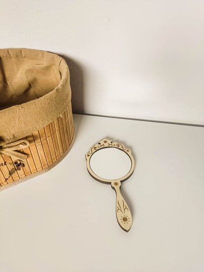 Bezaubernder Handspiegel aus Holz mit Gravur - Perfektes Accessoire für kleine Prinzessinnen - Prami's
