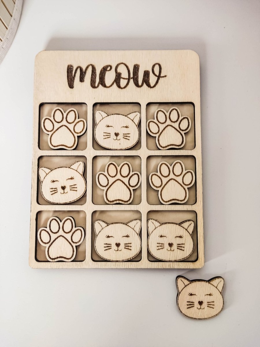 Personalisierbares TicTacToe Spiel aus Holz mit Katze und Pfoten Figuren