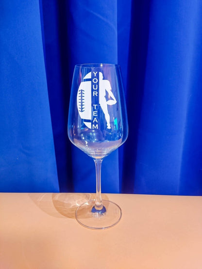 Personalisiertes Weinglas mit Football-Motiv und Teamnamen Gravur - Prami's