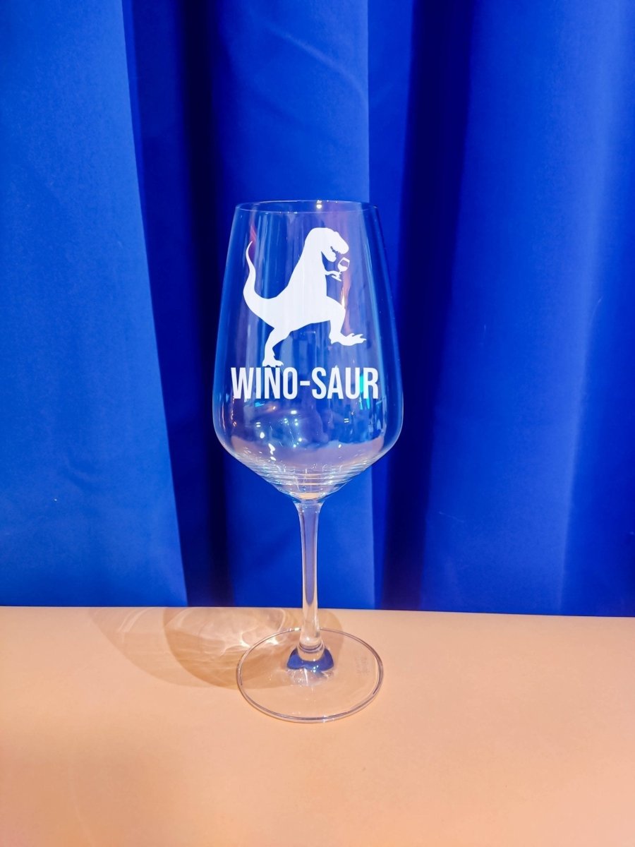 Personalisiertes Weinglas mit Name und Dinosaurier Motiv | Lustiges Weinglas mit Gravur - Prami's