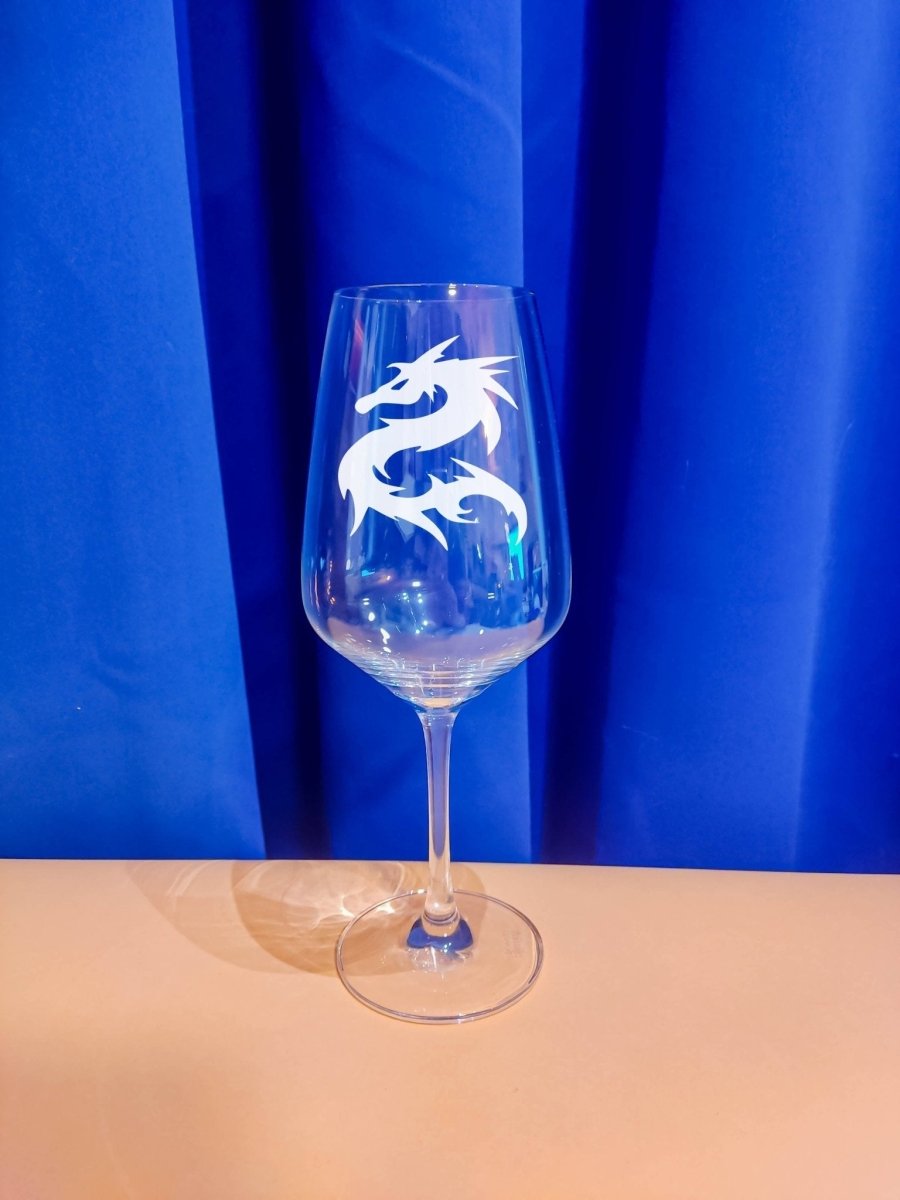 Personalisiertes Weinglas mit Name und Drache | Longdrink Glas mit Gravur - Prami's