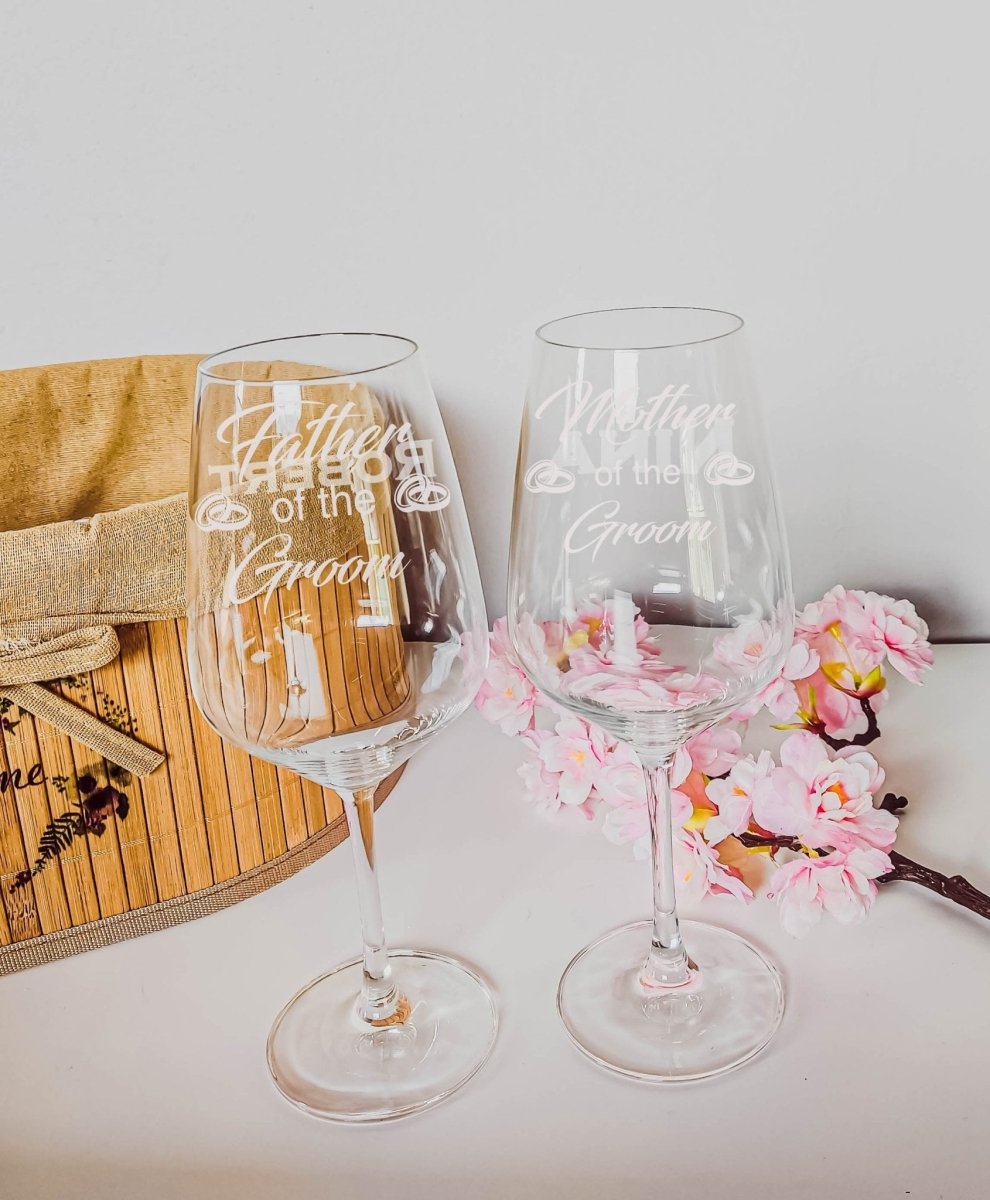 Personalisiertes Weinglas mit Name und Eltern des Bräutigams Motiv - Prami's