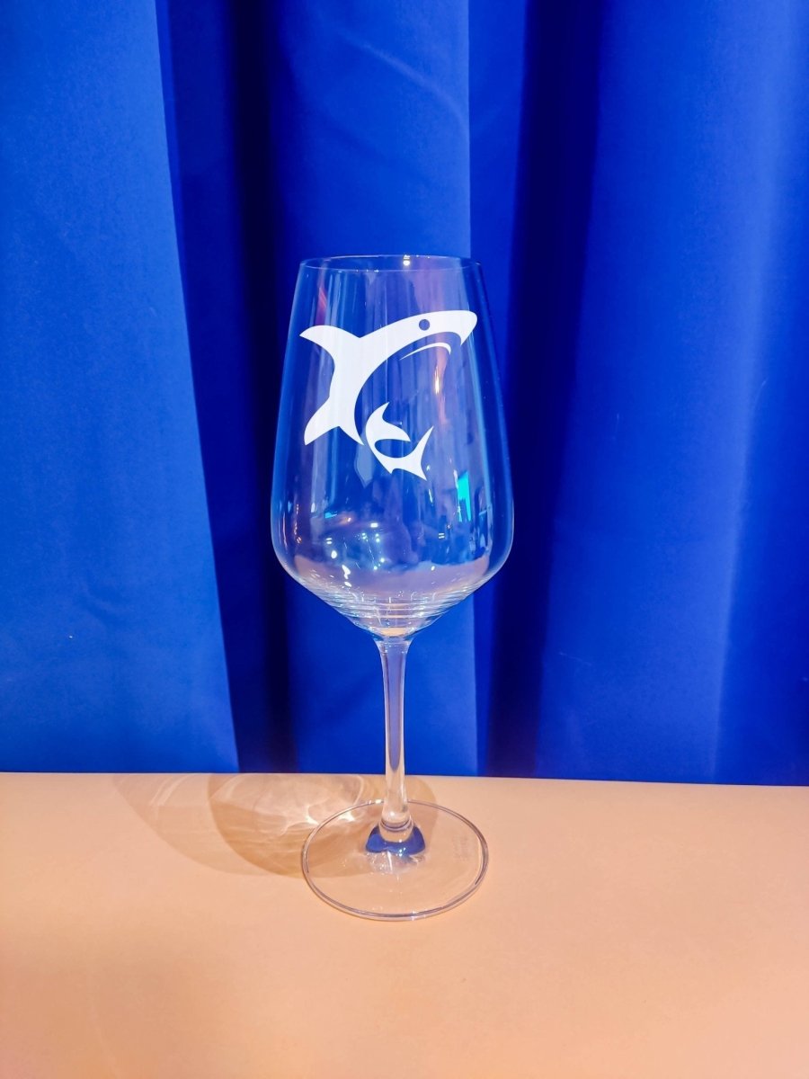 Personalisiertes Weinglas mit Name und Hai Motiv | Longdrink Glas mit Gravur - Prami's