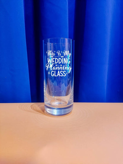 Personalisiertes Weinglas mit Name und Hochzeitsplanungs Spruch | Longdrink Glas mit Gravur - Prami's
