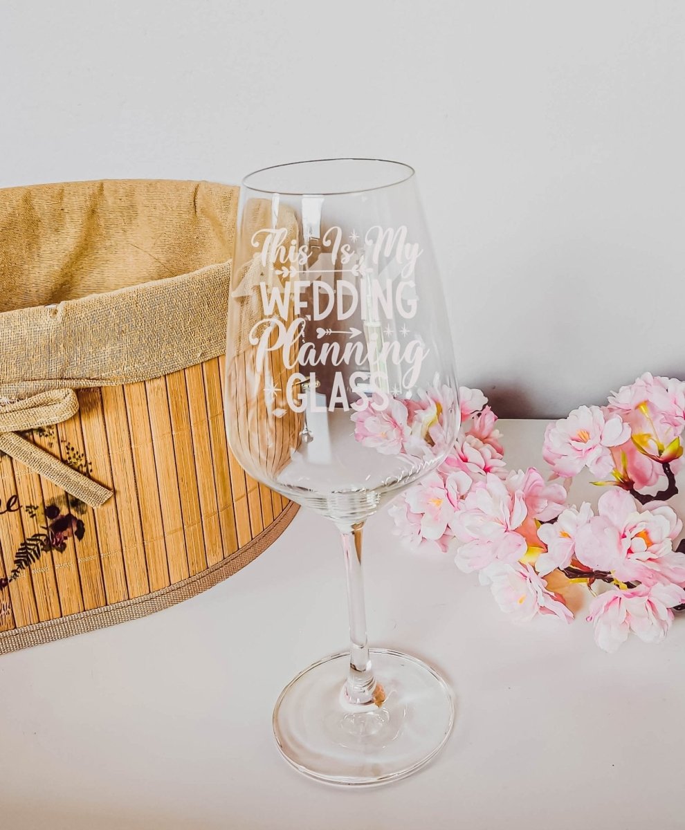 Personalisiertes Weinglas mit Name und Hochzeitsplanungs Spruch | Longdrink Glas mit Gravur - Prami's