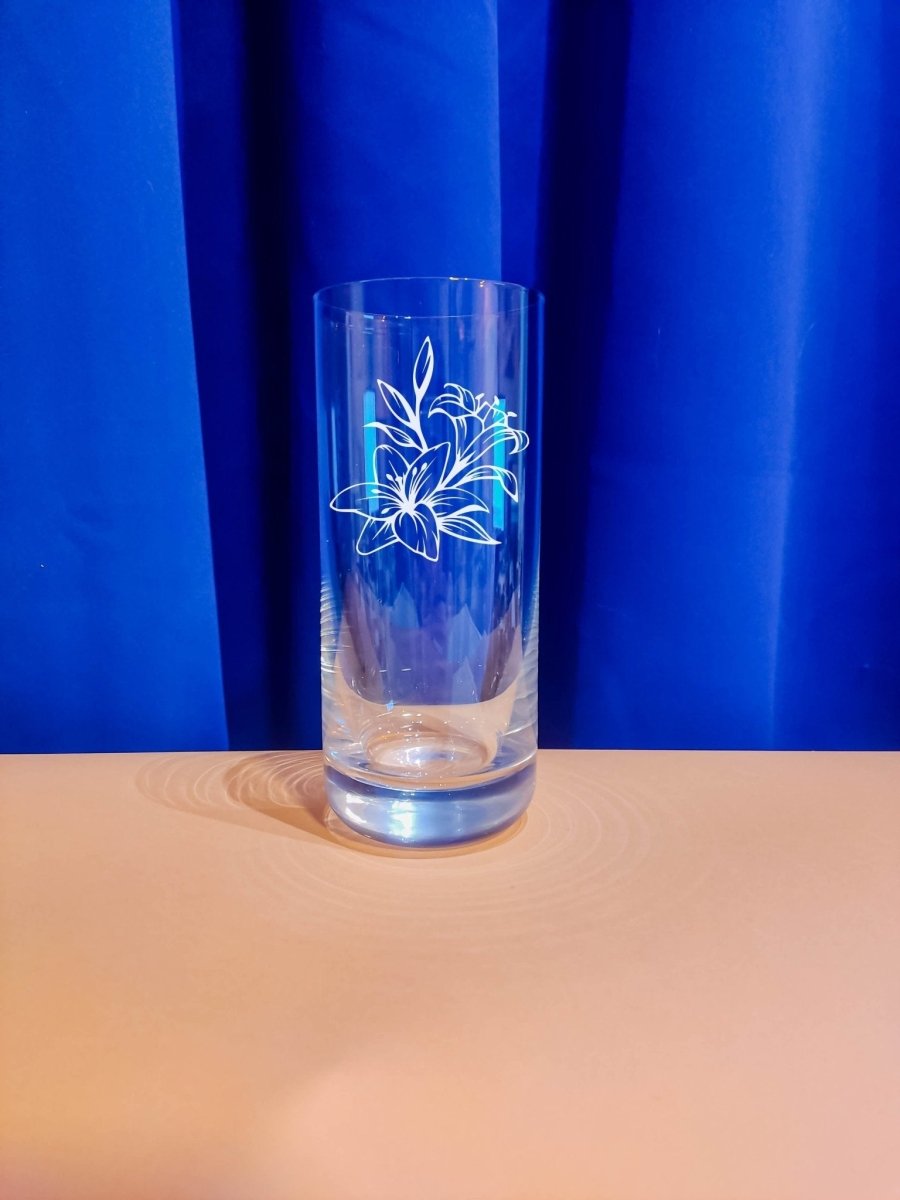 Personalisiertes Weinglas mit Name und Lilien Motiv | Longdrink Glas mit Gravur - Prami's