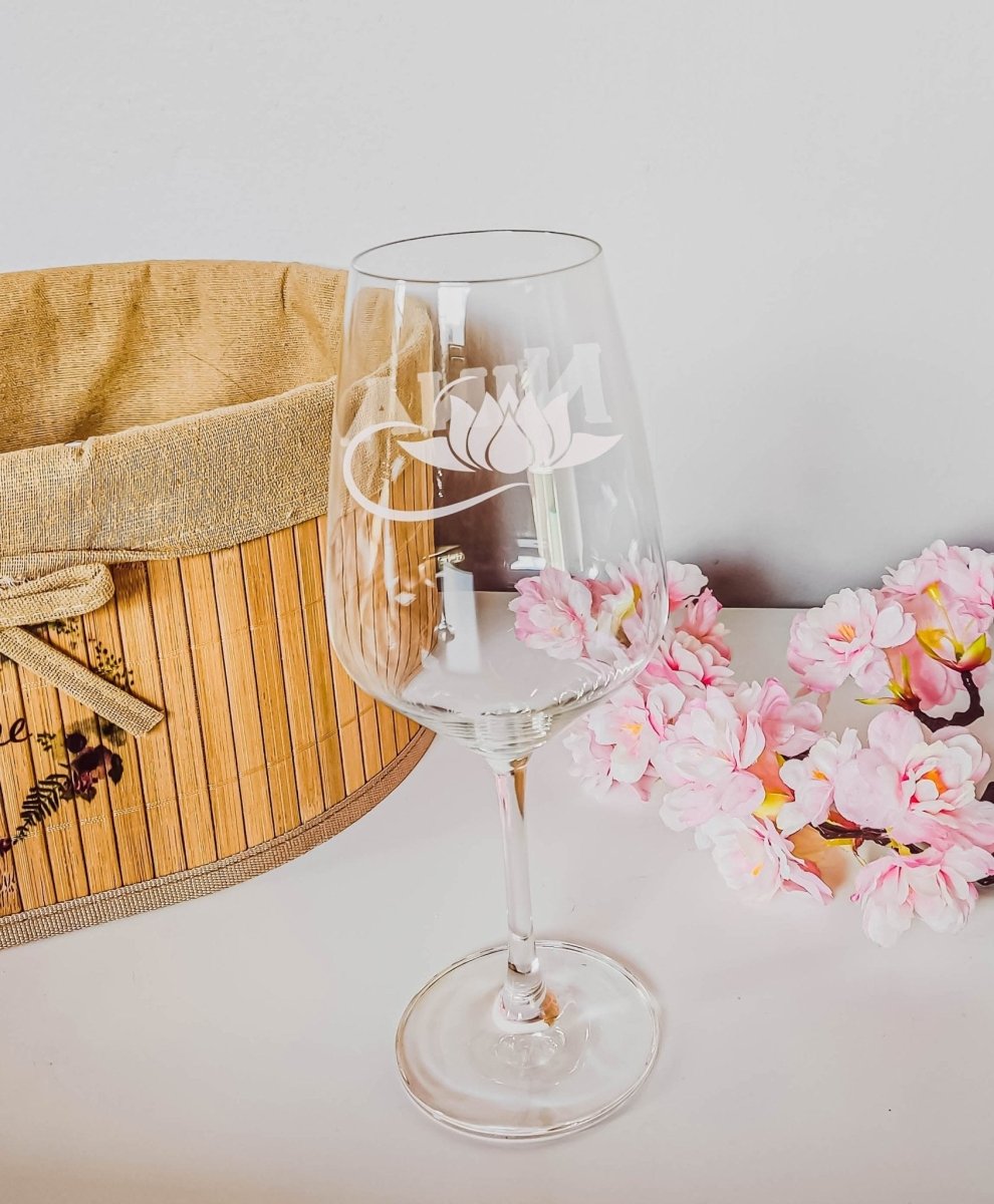 Personalisiertes Weinglas mit Name und Lotus Motiv | Longdrink Glas mit Gravur - Prami's