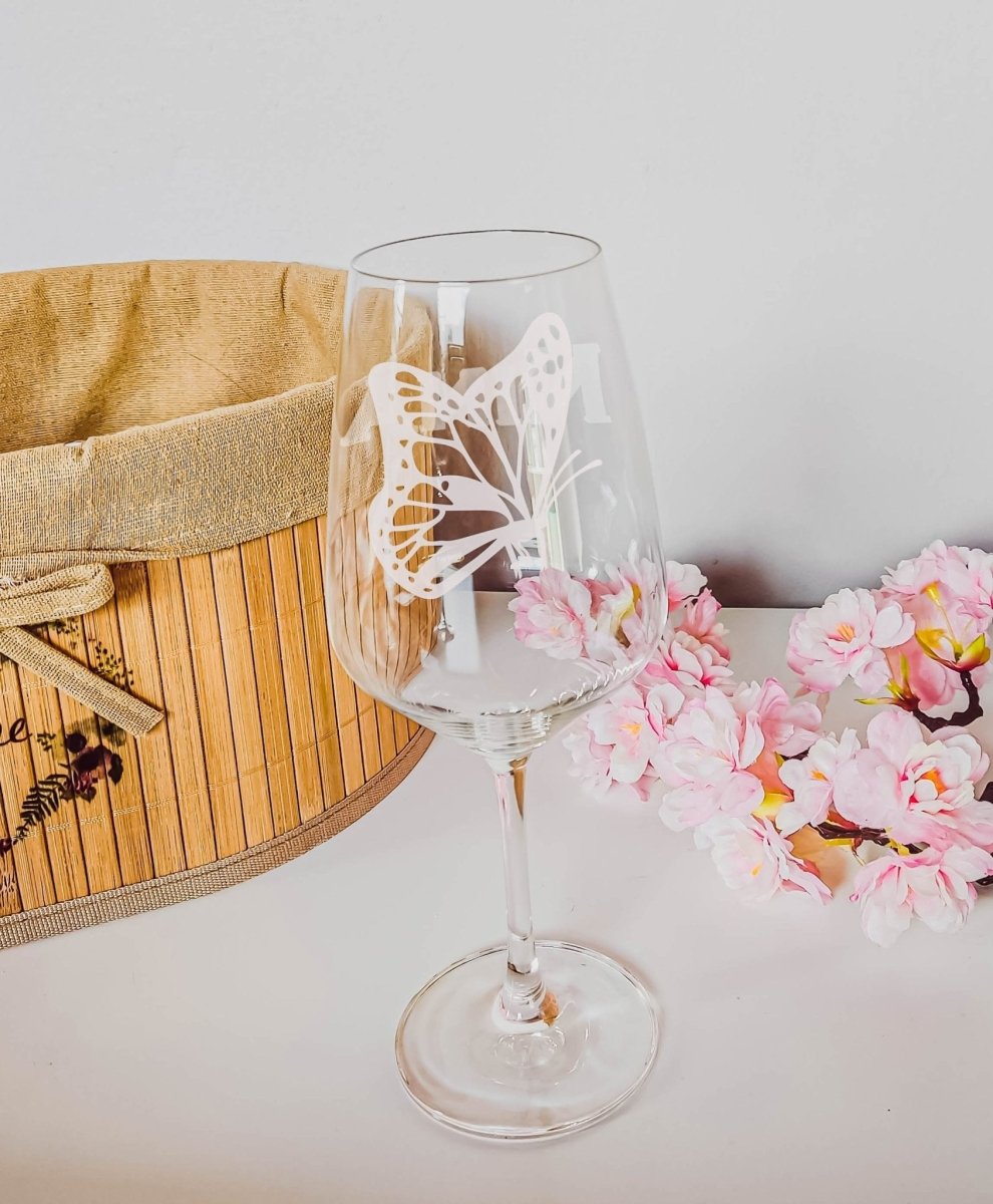 Personalisiertes Weinglas mit Name und Schmetterling Motiv | Longdrink Glas mit Gravur - Prami's