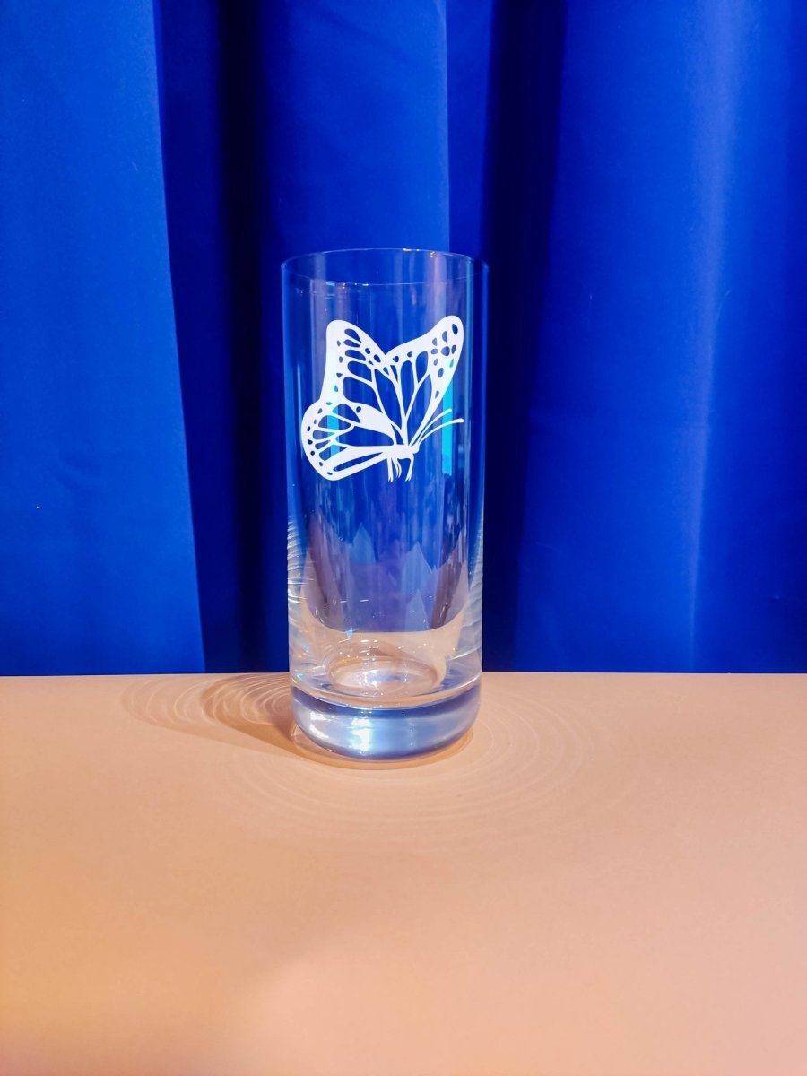 Personalisiertes Weinglas mit Name und Schmetterling Motiv | Longdrink Glas mit Gravur - Prami's