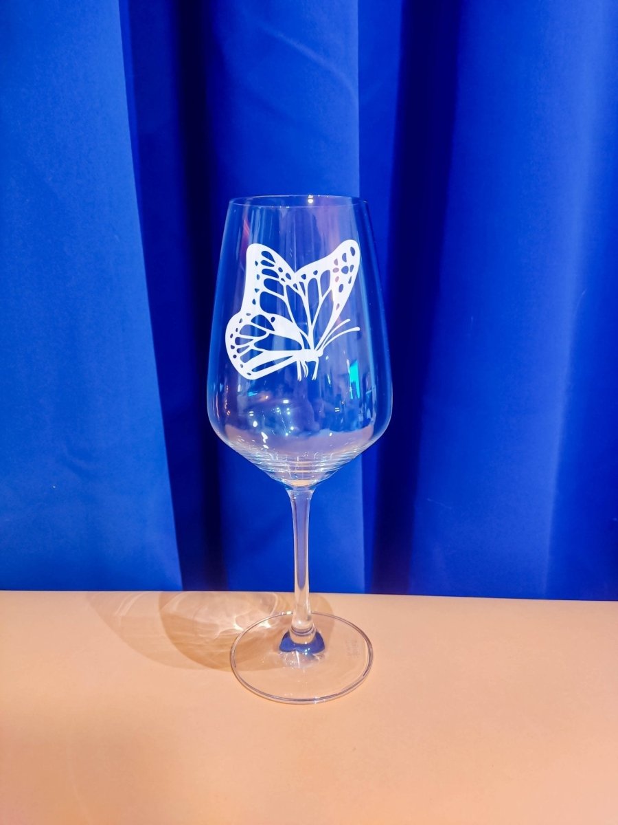 Personalisiertes Weinglas mit Name und Schmetterling Motiv | Longdrink Glas mit Gravur - Prami's