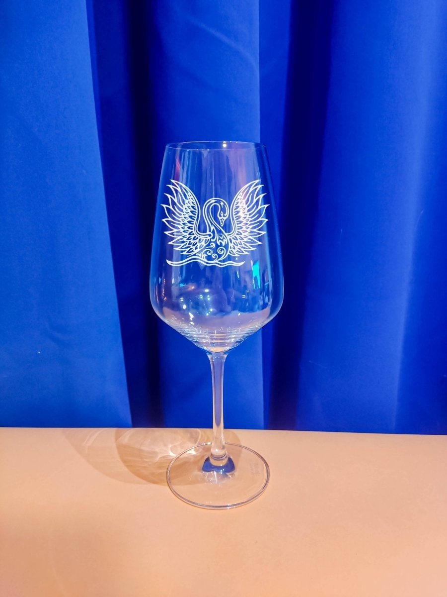 Personalisiertes Weinglas mit Name und Schwan Motiv | Longdrink Glas mit Gravur - Prami's