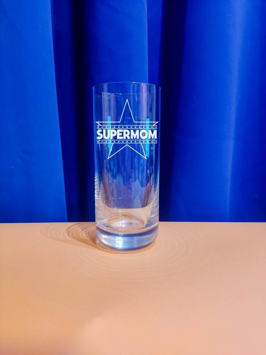 Personalisiertes Weinglas mit Name und Supermom Motiv | Longdrink Glas mit Gravur - Prami's