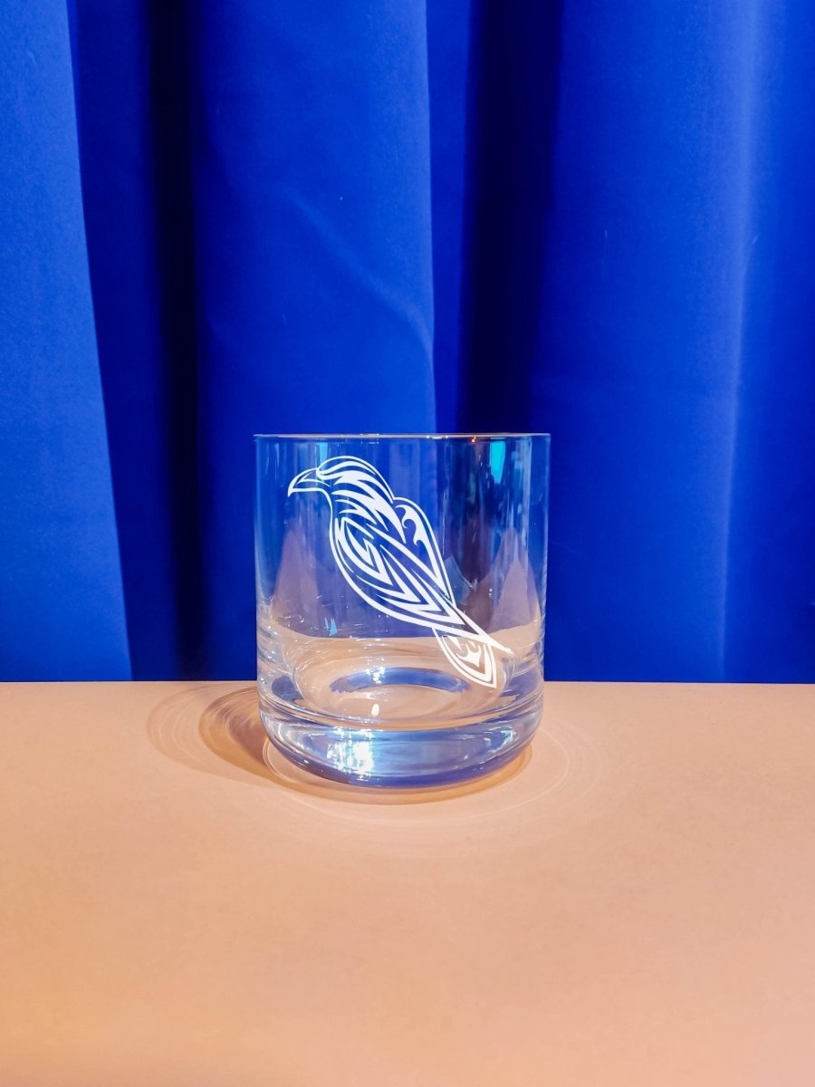 Personalisiertes Whiskyglas mit Name und Rabe Motiv | Whisky Glas mit Gravur - Prami's