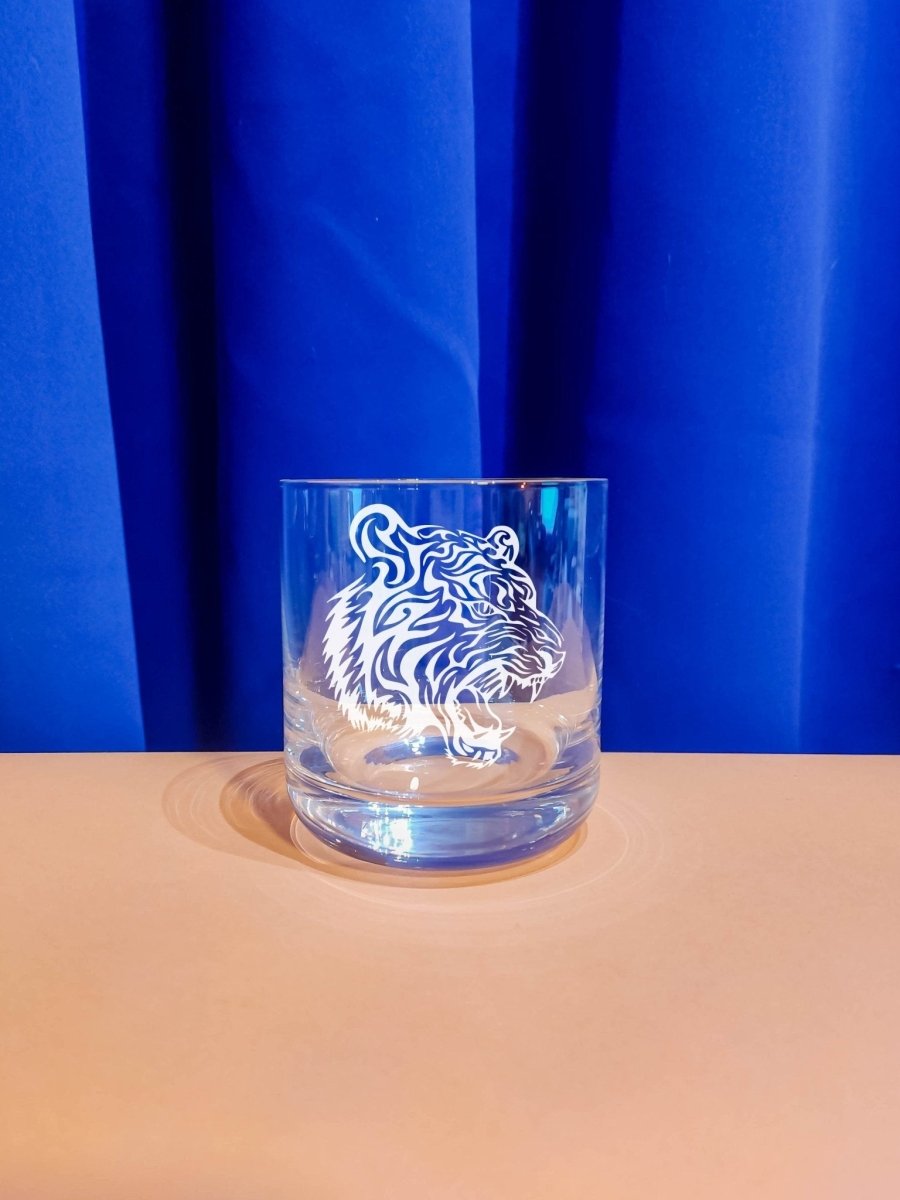 Personalisiertes Whiskyglas mit Name und Tiger Motiv | Whisky Glas mit Gravur - Prami's