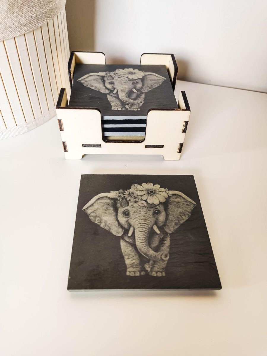 Schieferuntersetzer mit Elefanten-Gravur: Stilvolle Glasuntersetzer aus Naturstein | 4er Set - Prami's
