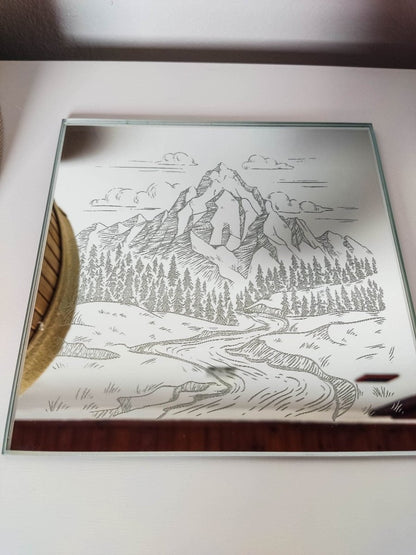 Spiegel Deko mit Berglandschaft Gravur | Wanddeko als Geschenkidee | Selbstklebende Spiegelfliese als Dekoration - Prami's