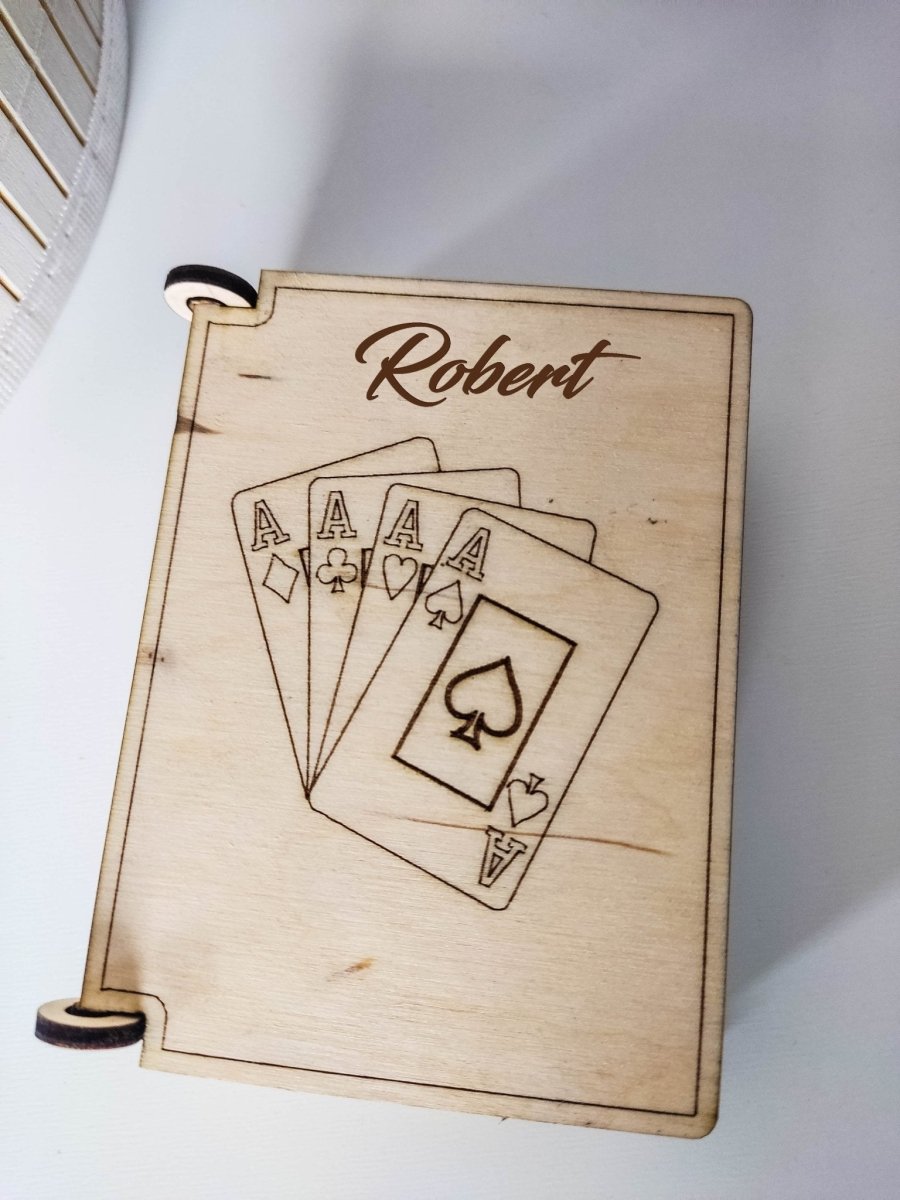 Spielkarten Etui aus Holz mit Gravur | Personalisierte Aufbewahrungsbox für Standard-Kartendeck | Ideal für Poker - Prami's