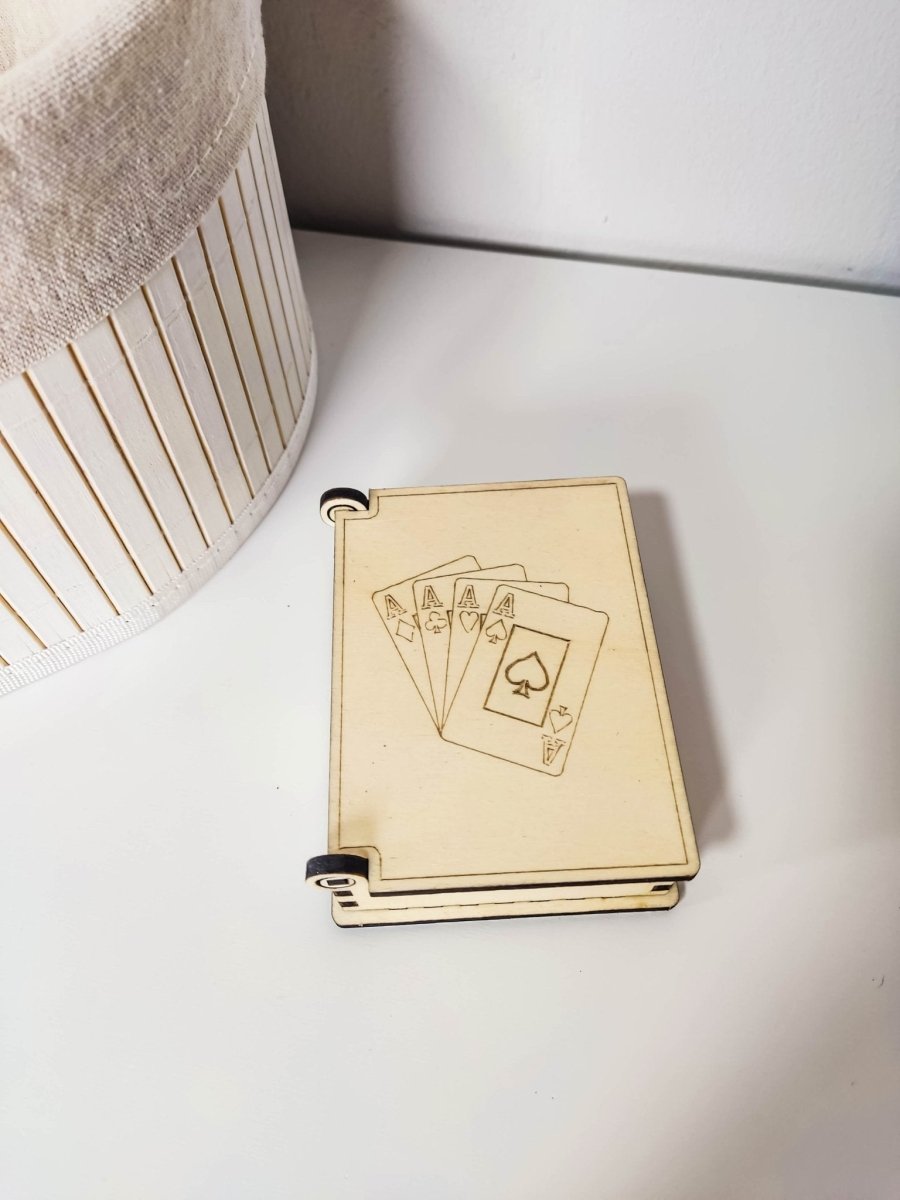 Spielkarten Etui aus Holz mit Gravur | Personalisierte Aufbewahrungsbox für Standard-Kartendeck | Ideal für Poker - Prami's