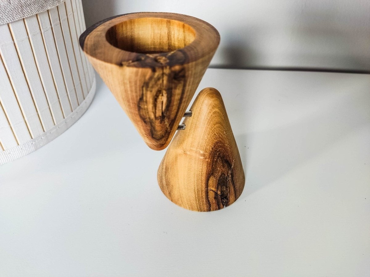 Stilvoller Teelichthalter: Kegelförmiges Design aus Massivholz in Nuss - Prami's