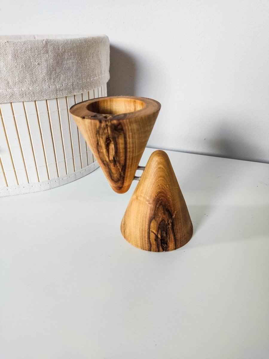 Stilvoller Teelichthalter: Kegelförmiges Design aus Massivholz in Nuss - Prami's