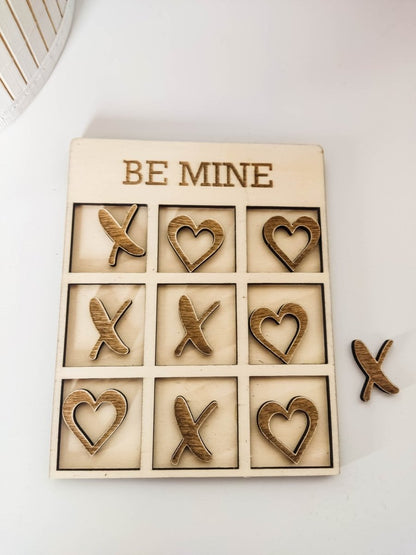 Tic Tac Toe Spiel aus Holz | Brettspiel mit Herzen | Holzspiele für Paare | Geschenke für Valentinstag - Prami's